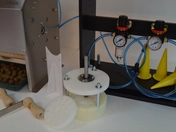 Процесс изготовления пелет с шприцом